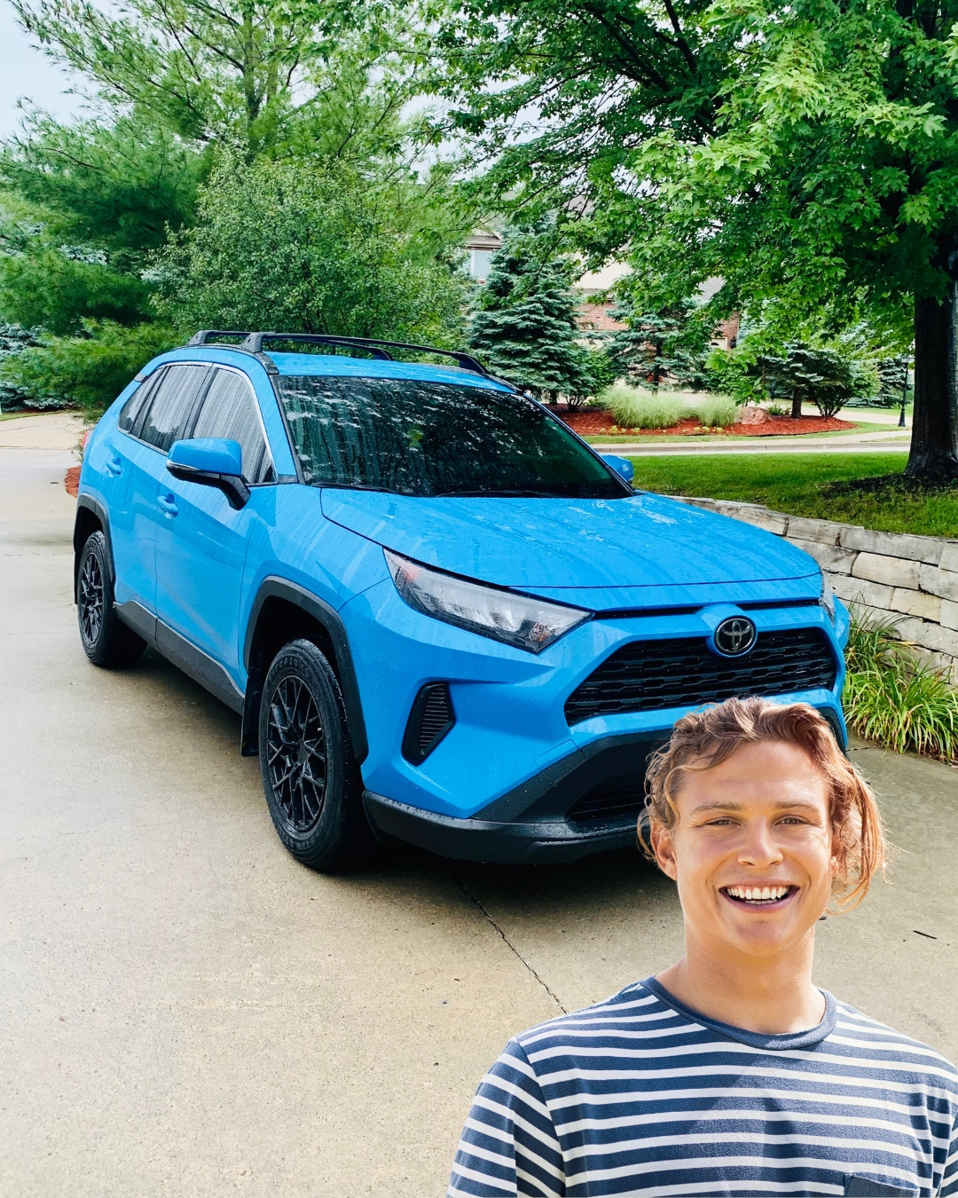 Johan framför sin Toyota RAV4